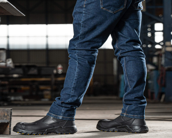 Read more about the article Why Work Jeans Are Essential for Every Tradesperson’s Wardrobe